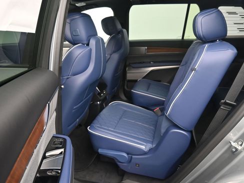 New 2026 Cadillac Vistiq Premium Luxury w/ LPO, Floor Liner Package image 9