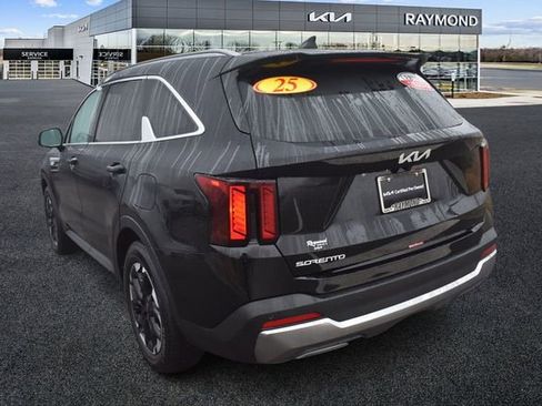 Used 2025 Kia Sorento S image 5