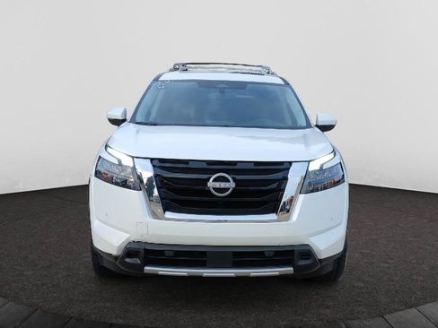 Used 2025 Nissan Pathfinder Platinum FWD image 2