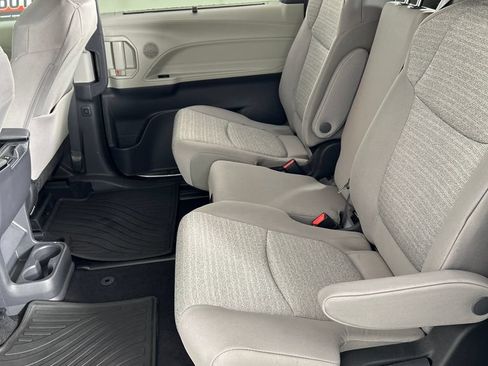 Used 2023 Toyota Sienna LE AWD/4WD image 16