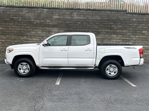 Used 2017 Toyota Tacoma SR image 4