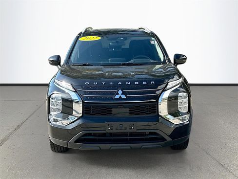 Used 2022 Mitsubishi Outlander ES image 2