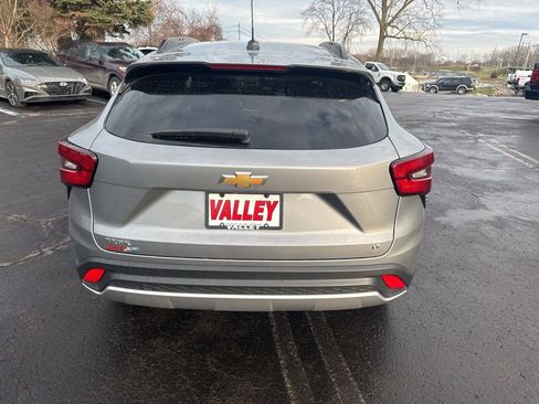 Used 2024 Chevrolet Trax LT w/ LT Convenience Package image 9