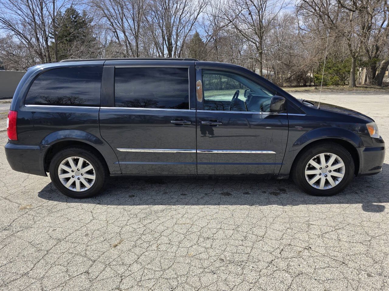 Used 2014 Chrysler Town & Country Touring FWD image 4