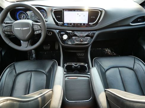 Used 2025 Chrysler Pacifica Limited FWD image 16