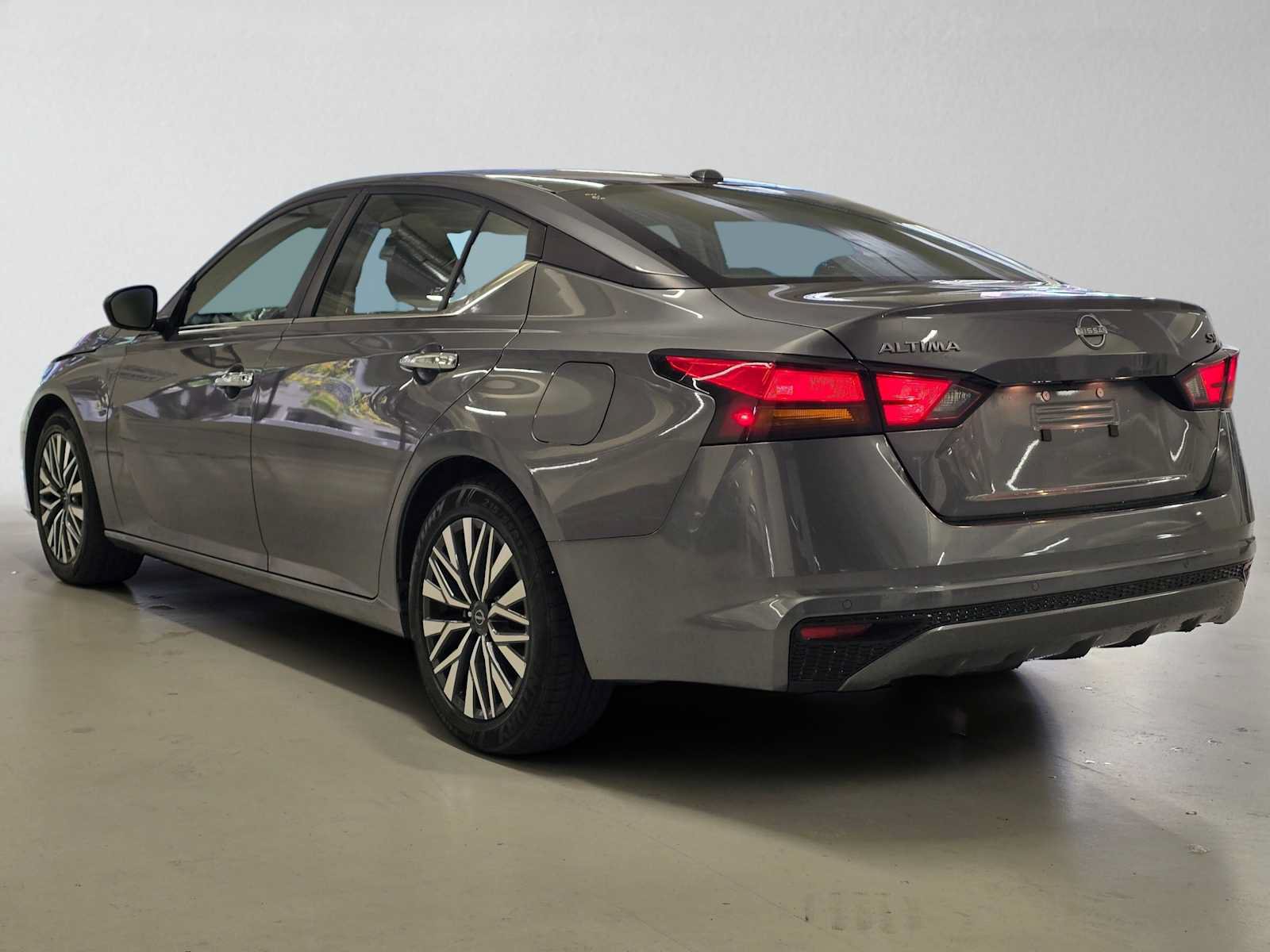 Used 2024 Nissan Altima 2.5 SV FWD image 3