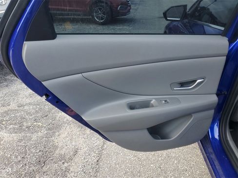 Used 2025 Hyundai Elantra SEL image 13