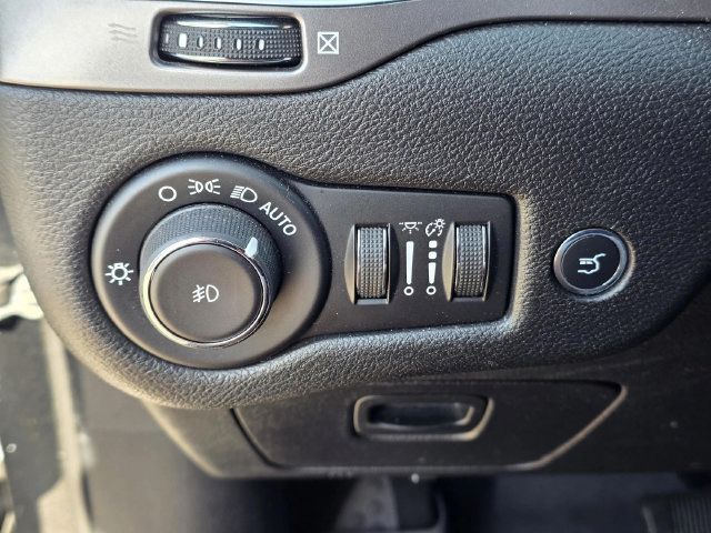 Used 2019 Jeep Cherokee Latitude Plus w/ Comfort/Convenience Group FWD image 18