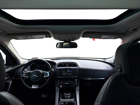 Used 2017 Jaguar F-PACE R-Sport image 14