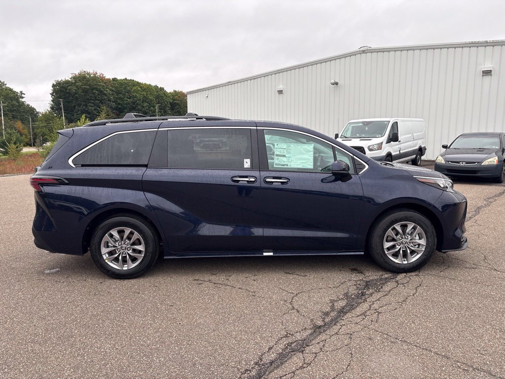 Used 2026 Toyota Sienna XLE AWD/4WD image 8