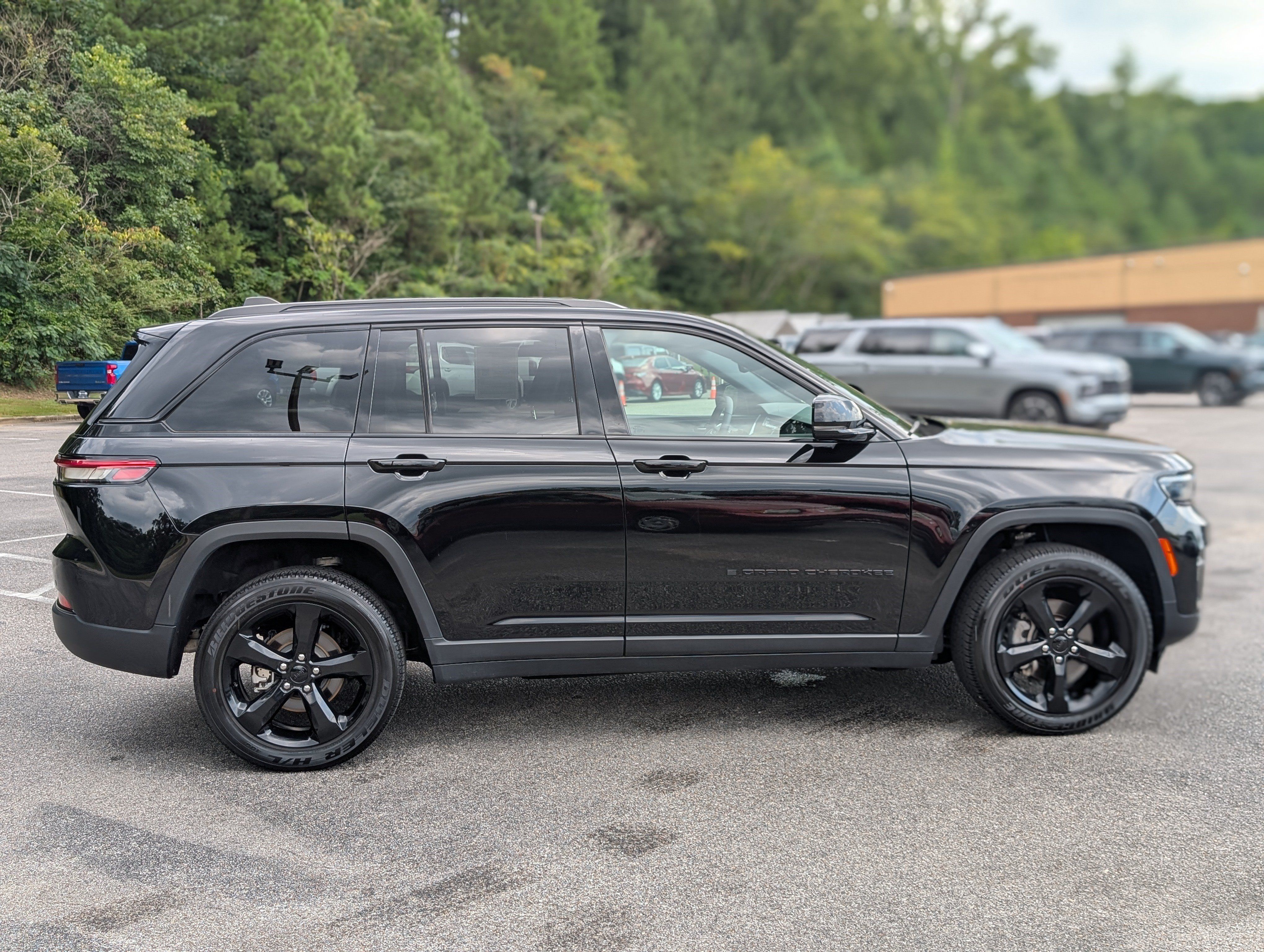 Used 2024 Jeep Grand Cherokee Altitude AWD/4WD image 10