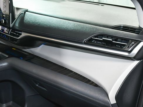 Used 2023 Toyota Sienna Limited image 61