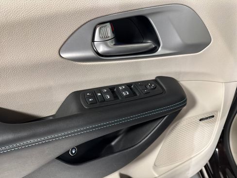 Used 2018 Chrysler Pacifica Limited w/ Advanced Safetytec Group FWD image 16