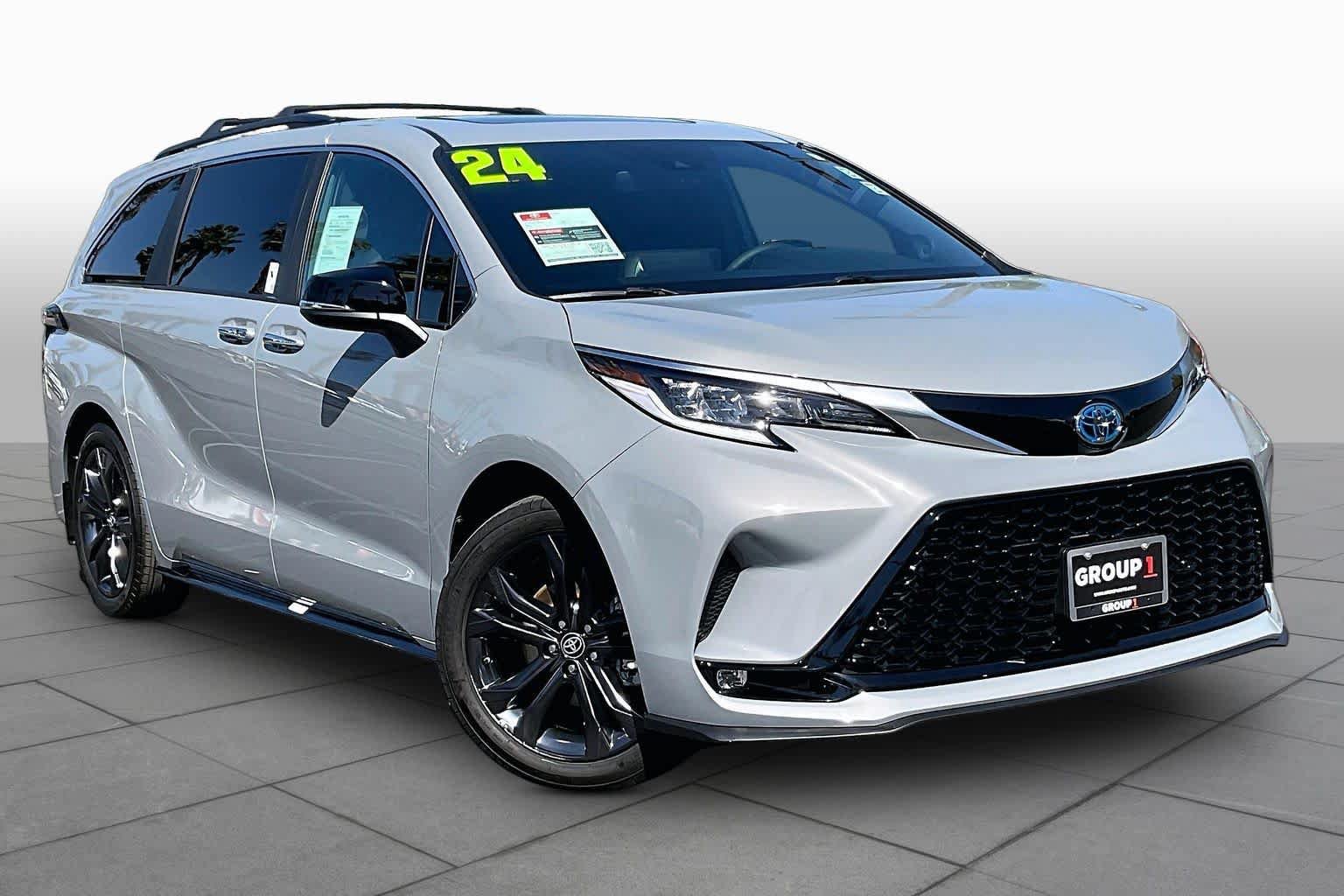 Used 2024 Toyota Sienna XSE w/ XSE Premium Package FWD image 2