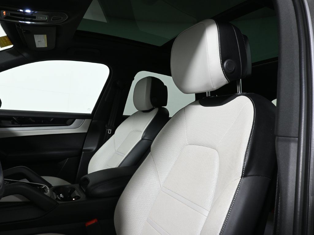 Used 2024 Porsche Cayenne S AWD/4WD image 6