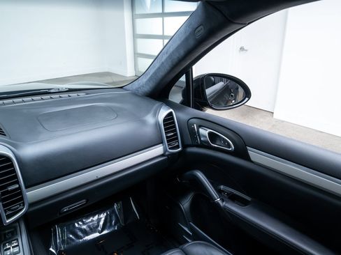 Used 2014 Porsche Cayenne Turbo w/ Comfort Plus Package (PU4) AWD/4WD image 10
