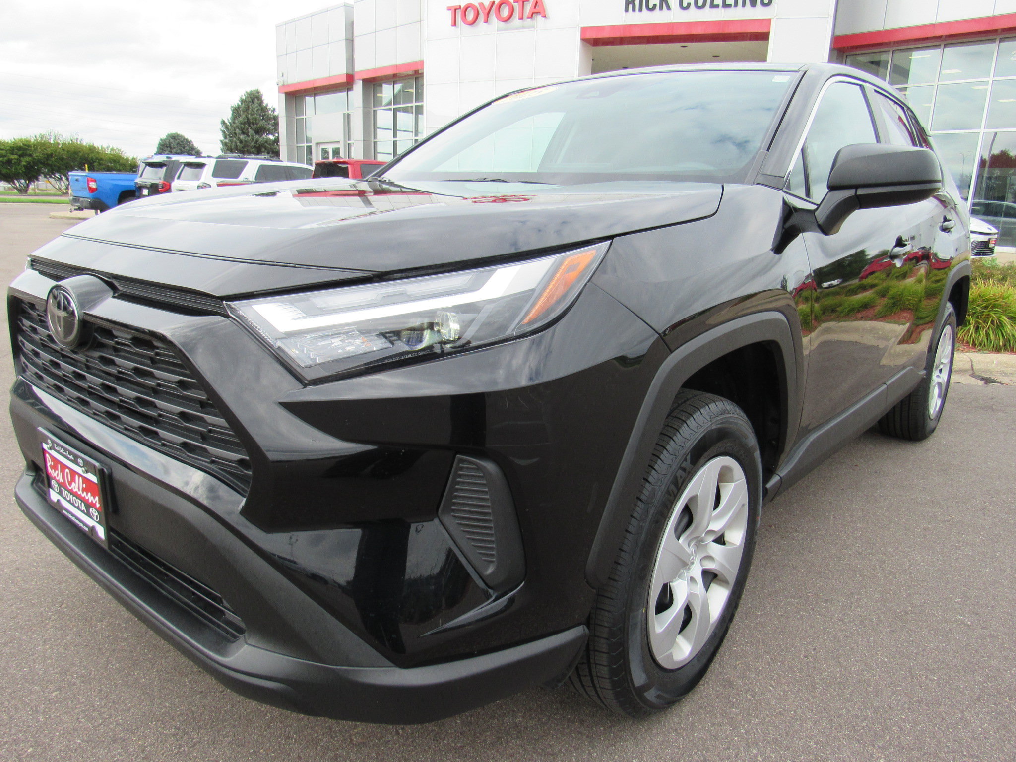 Used 2025 Toyota RAV4 LE AWD/4WD image 2