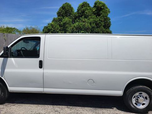 Used 2011 Chevrolet Express 3500 Extended RWD image 15