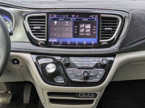 Used 2023 Chrysler Pacifica Touring-L image 5