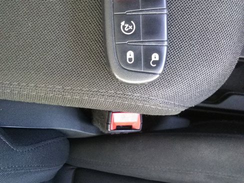 Used 2018 Jeep Renegade Latitude w/ Cold Weather Group image 26