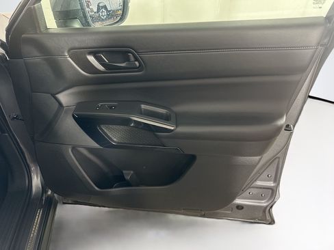 Used 2025 Nissan Pathfinder SV FWD image 34