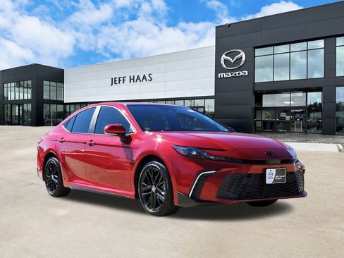 Used 2025 Toyota Camry SE image 4