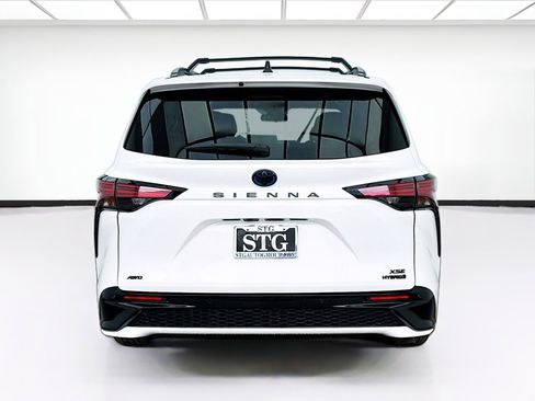 Used 2024 Toyota Sienna XSE w/ XSE Premium Package image 5