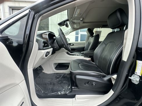 Used 2023 Chrysler Pacifica Limited w/ Uconnect Theater Family Group AWD/4WD image 21