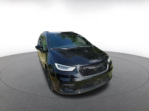 Used 2025 Chrysler Pacifica Limited FWD image 3