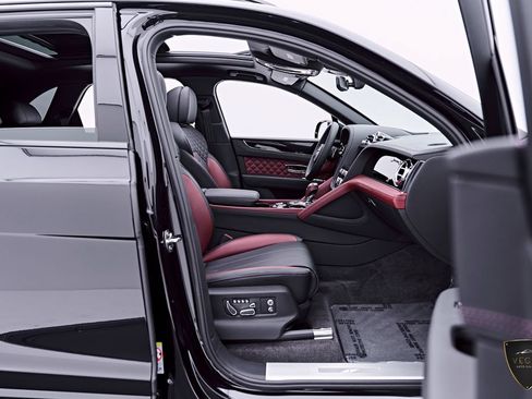 Used 2024 Bentley Bentayga AWD/4WD image 32