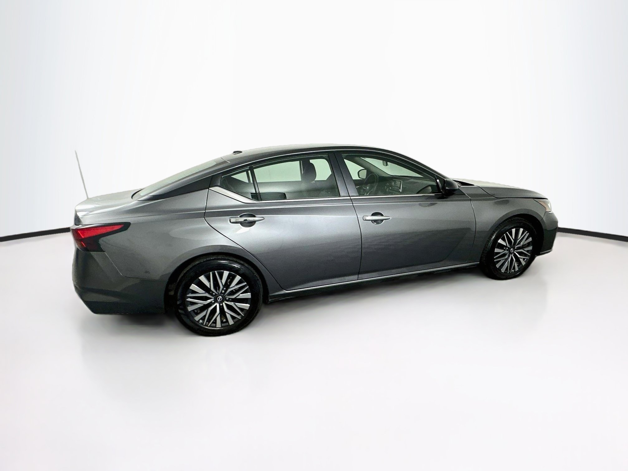 Used 2025 Nissan Altima 2.5 SV FWD image 10