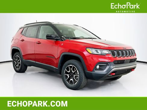 Used 2025 Jeep Compass Trailhawk AWD/4WD image 1