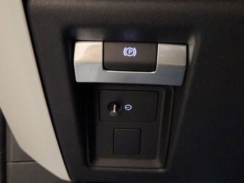 New 2026 Land Rover Defender 110 X-Dynamic SE image 22