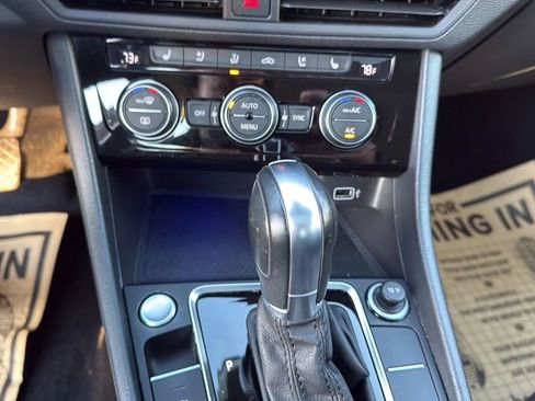 Used 2019 Volkswagen Jetta SEL Premium image 25