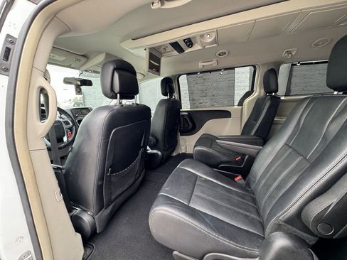 Used 2014 Chrysler Town & Country Touring image 17