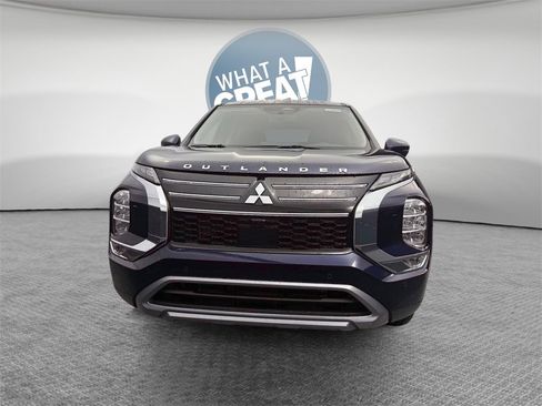 New 2025 Mitsubishi Outlander SE image 9