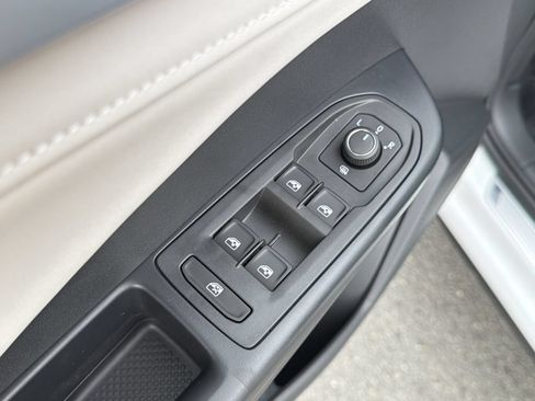 New 2026 Volkswagen Taos SE FWD image 22