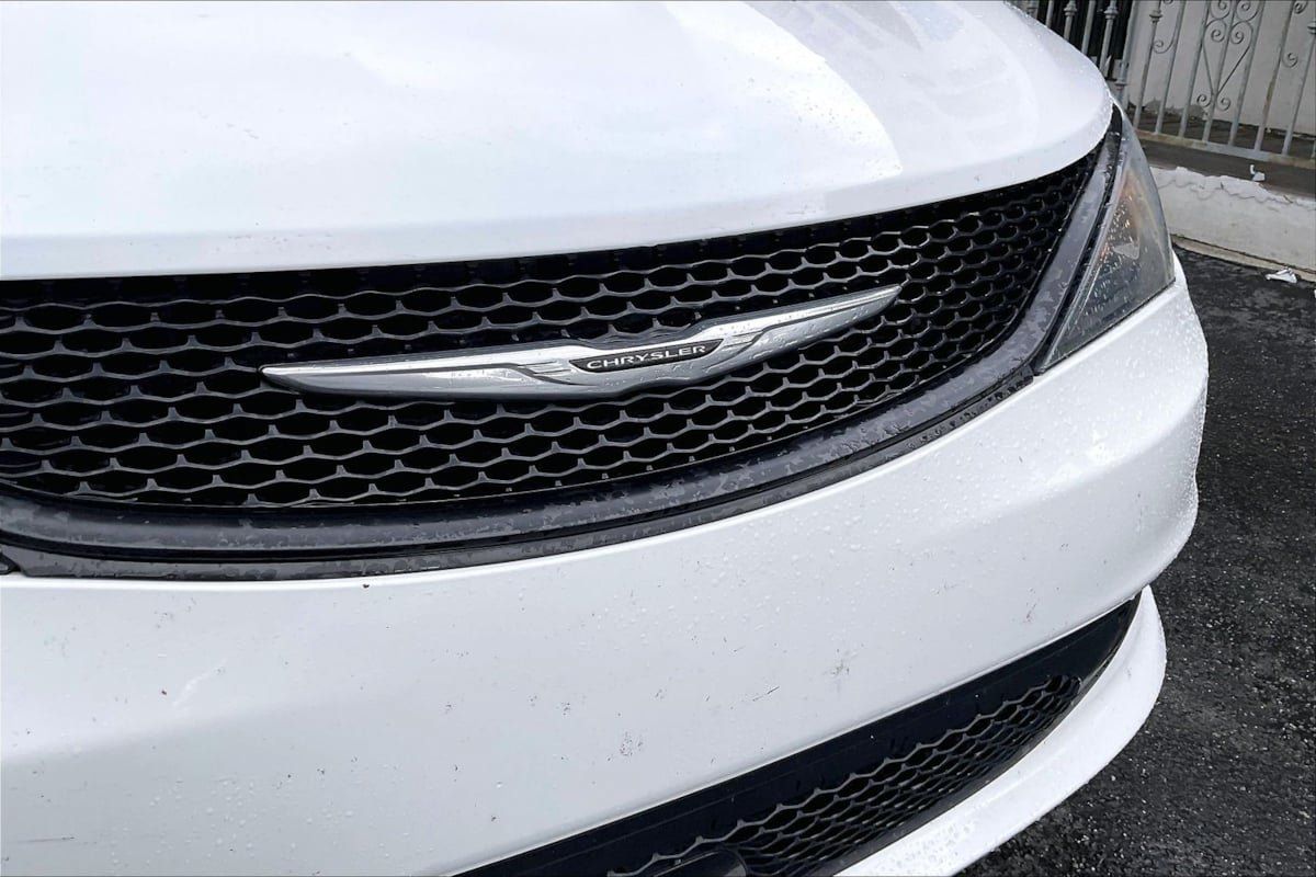 Used 2023 Chrysler Voyager LX FWD image 29