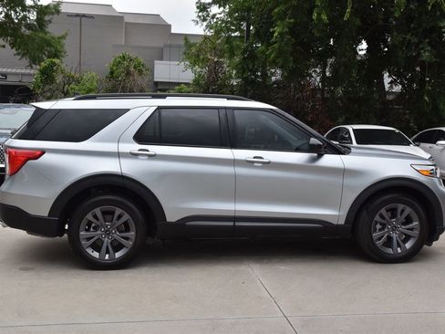 Used 2023 Ford Explorer XLT w/ Equipment Group 202A RWD image 6