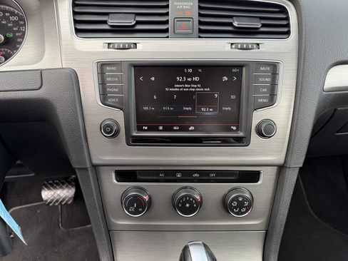 Used 2016 Volkswagen Golf S image 20