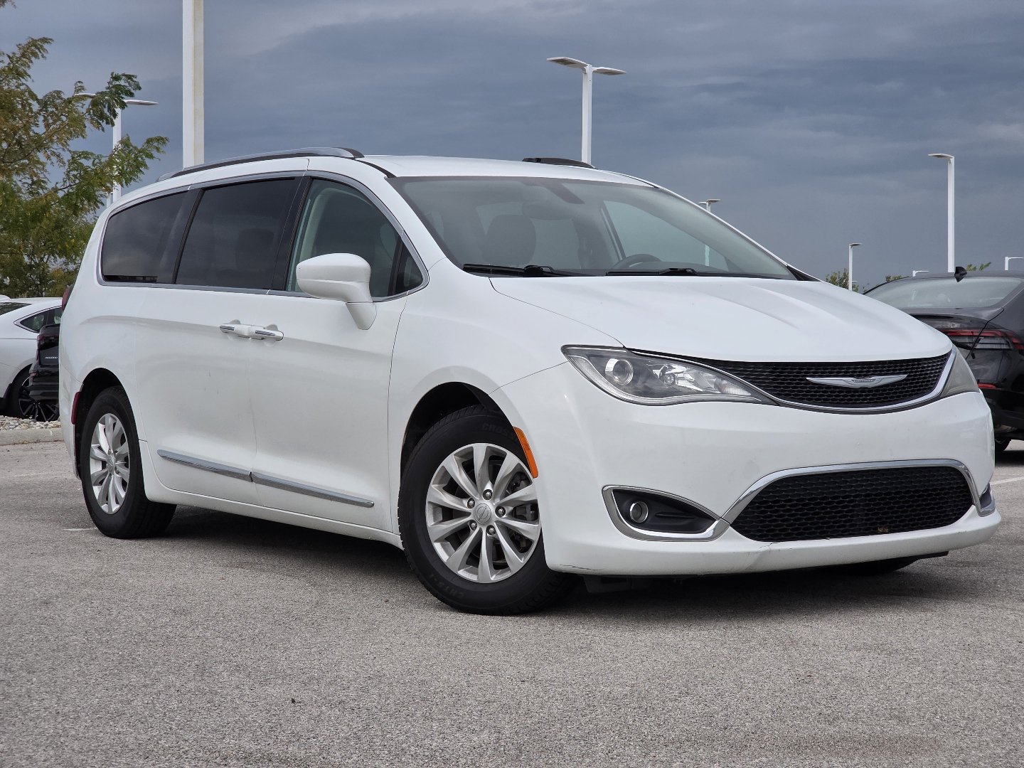 Used 2018 Chrysler Pacifica Touring-L FWD image 2