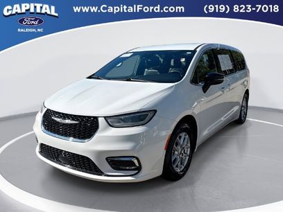 Used 2025 Chrysler Pacifica Select