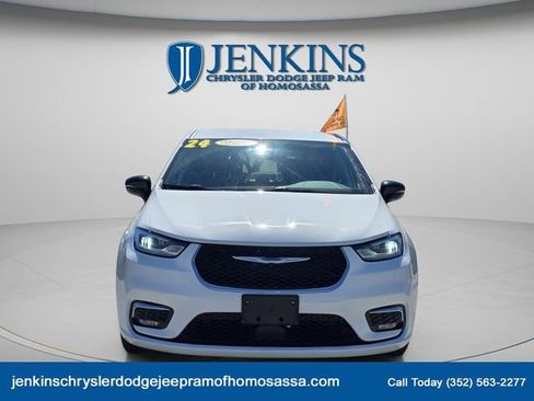 Used 2024 Chrysler Pacifica Touring-L image 12