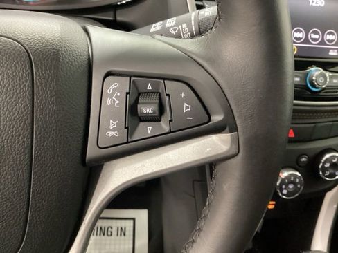 Used 2022 Chevrolet Trax LT w/ LT Convenience Package image 11