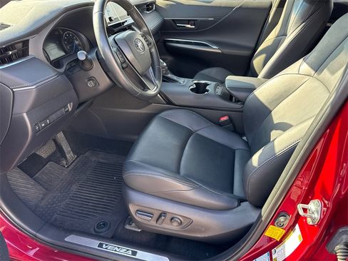 Used 2022 Toyota Venza XLE image 9