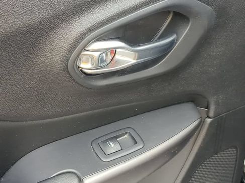 Used 2020 Jeep Cherokee Latitude FWD image 25