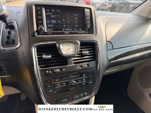 Used 2015 Chrysler Town & Country Touring image 14