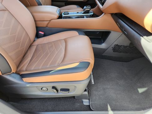 Used 2025 Nissan Pathfinder Platinum image 17