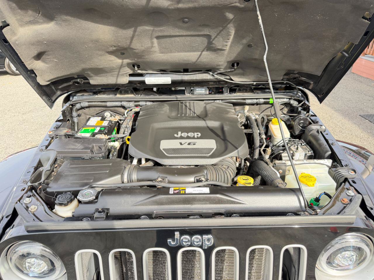 Used 2016 Jeep Wrangler Unlimited Sahara w/ Connectivity Group AWD/4WD image 70