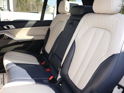 Used 2021 BMW X7 M50i image 16